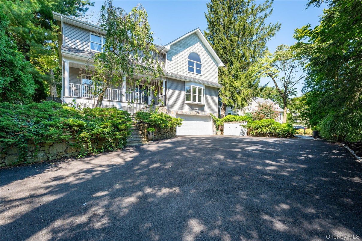 Attached, Exterior, Facade, Queen Anne Victorian
