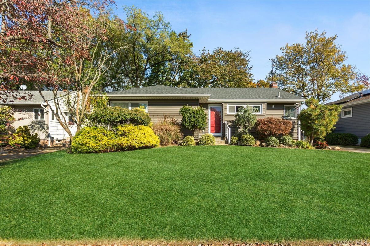 Exterior, Facade, Ranch