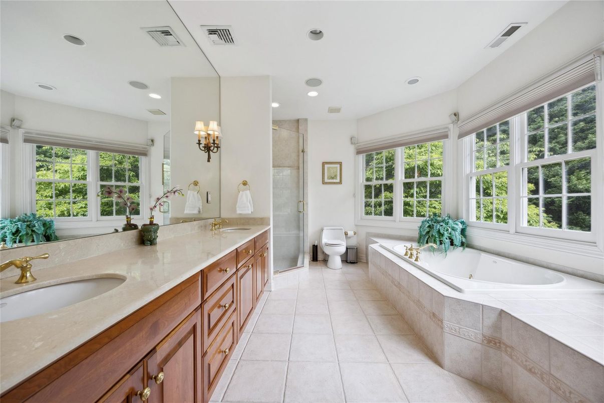 Bathroom, Dual Sink Vanities, Interior, Recessed Lighting