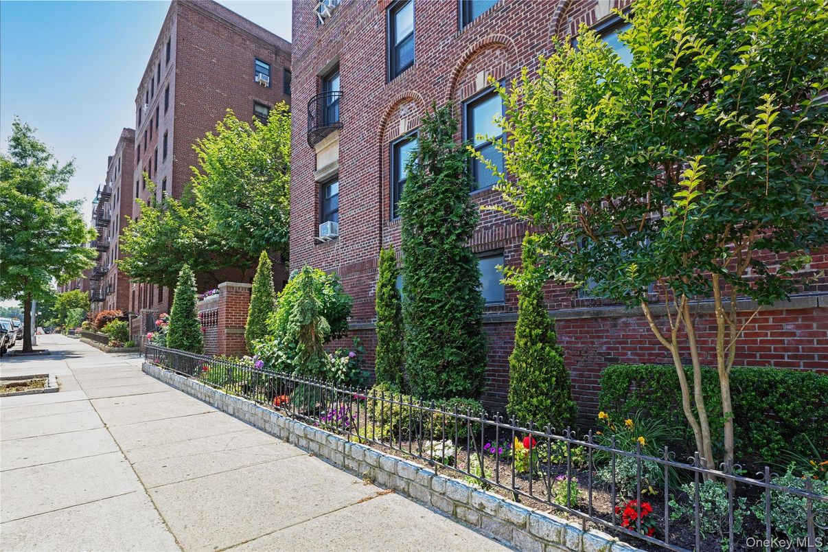 Exterior, Facade, Brick Facade, Rowhouse