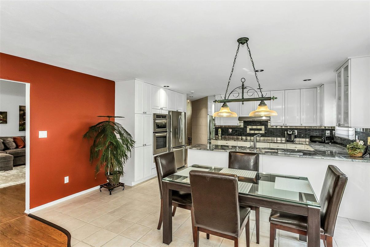Dining room, Interior, Kitchen, Pendant Lights, Stainless Steel Appliances
