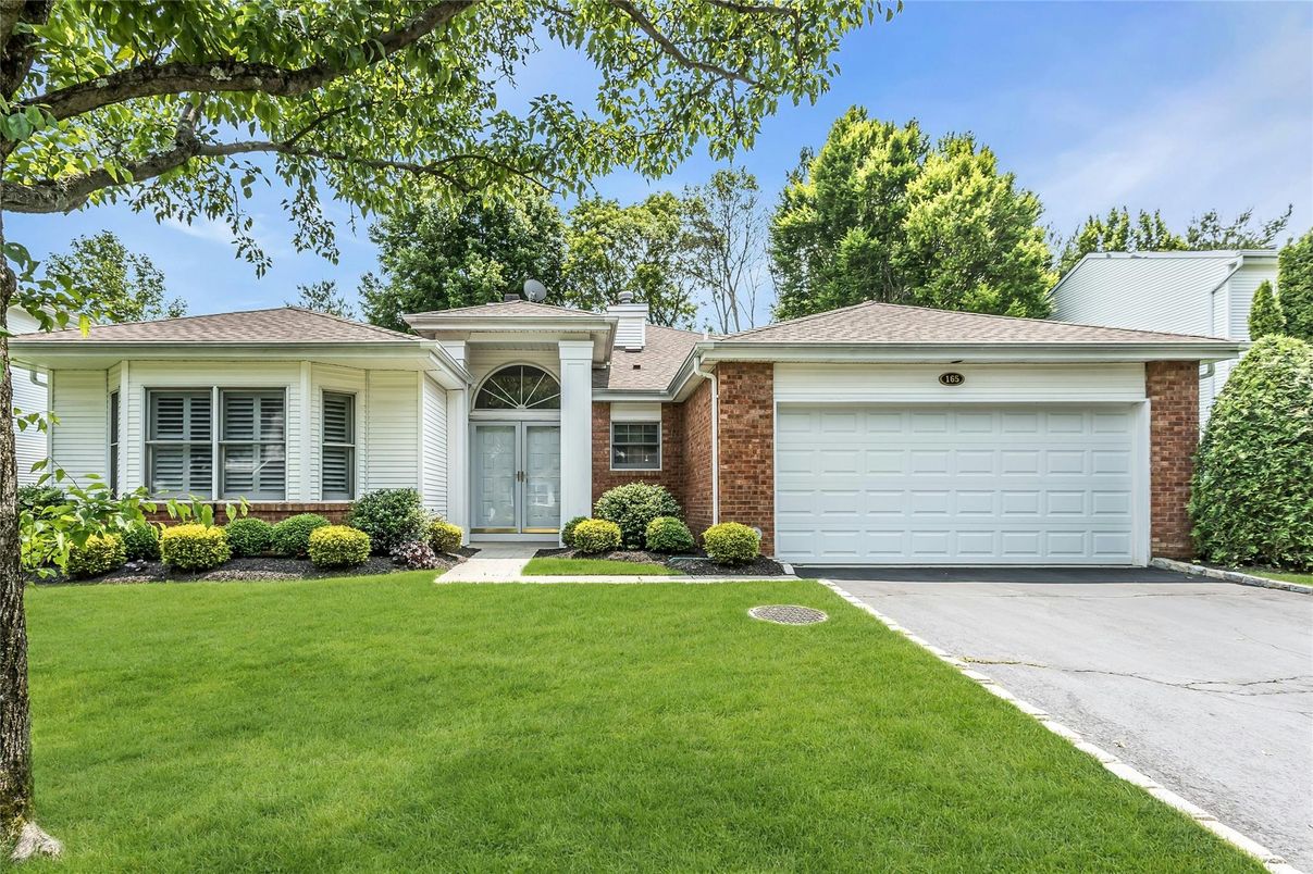 Attached, Exterior, Facade, Brick Facade, Ranch