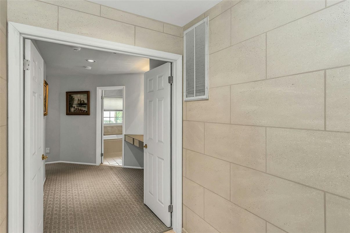 Empty room, Interior