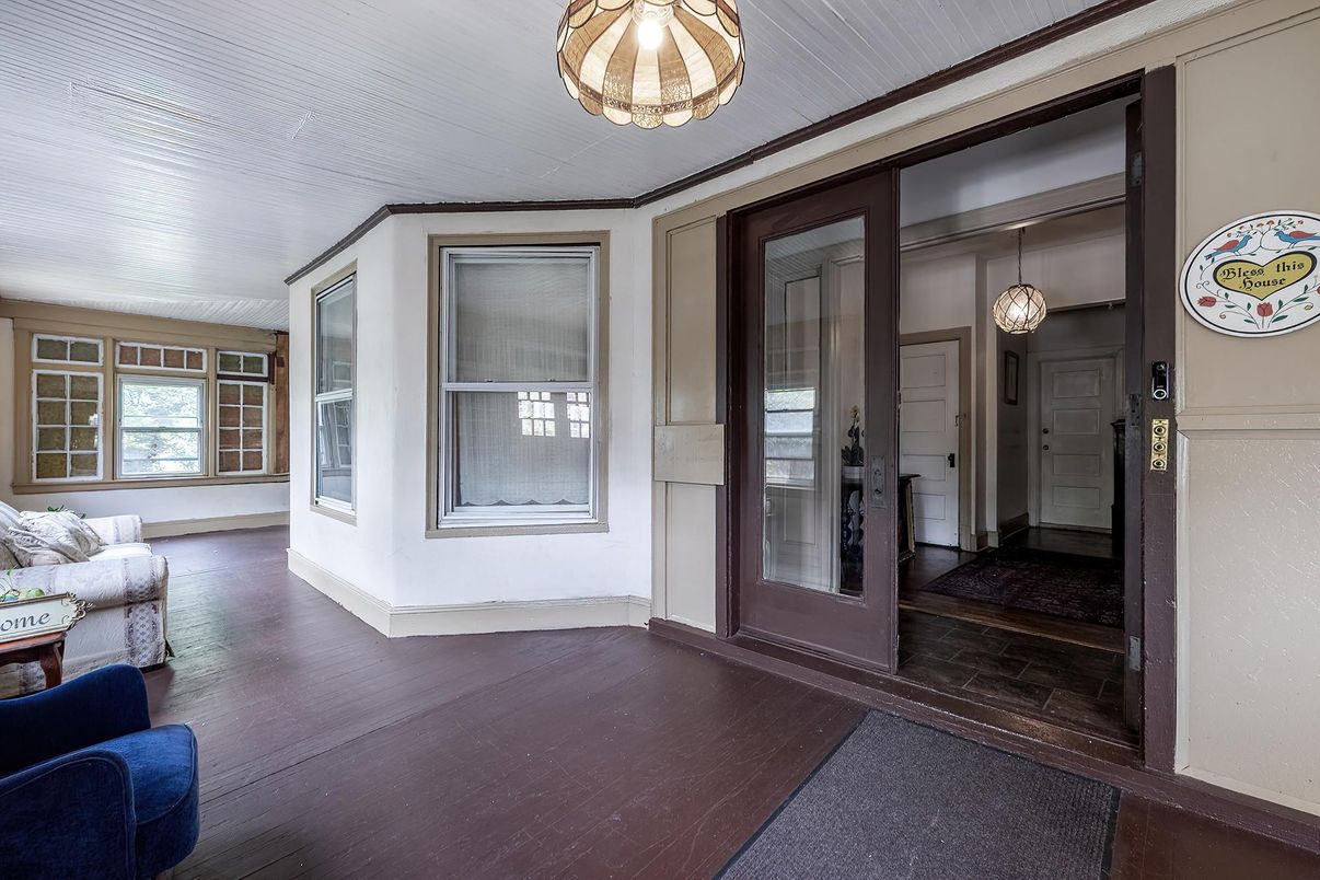 Interior, Pendant Lights, Wood Texture Flooring