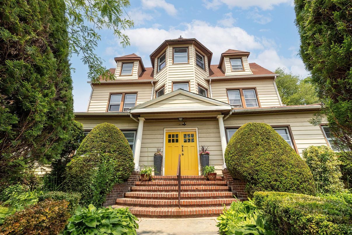Exterior, Facade, Queen Anne Victorian