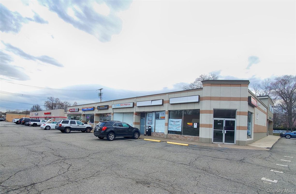 Exterior, Facade, Modern