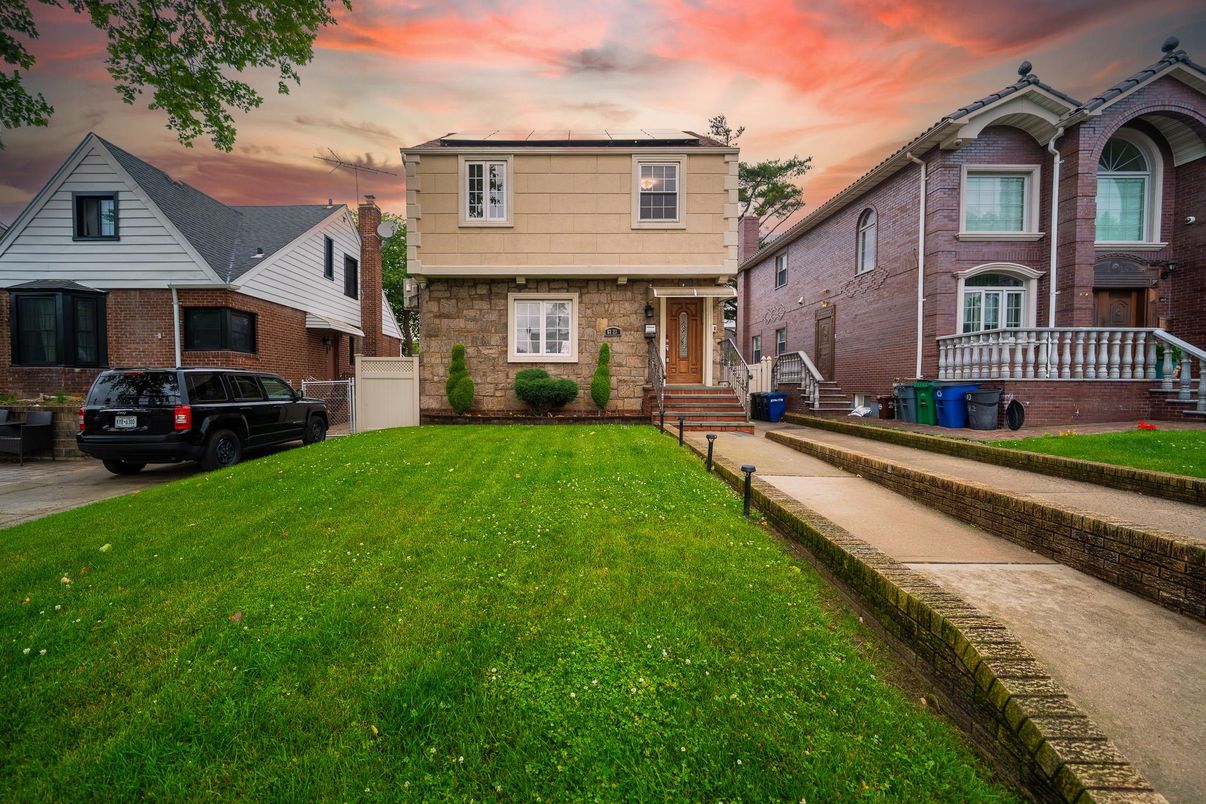 Exterior, Facade, Brick Facade, Rowhouse