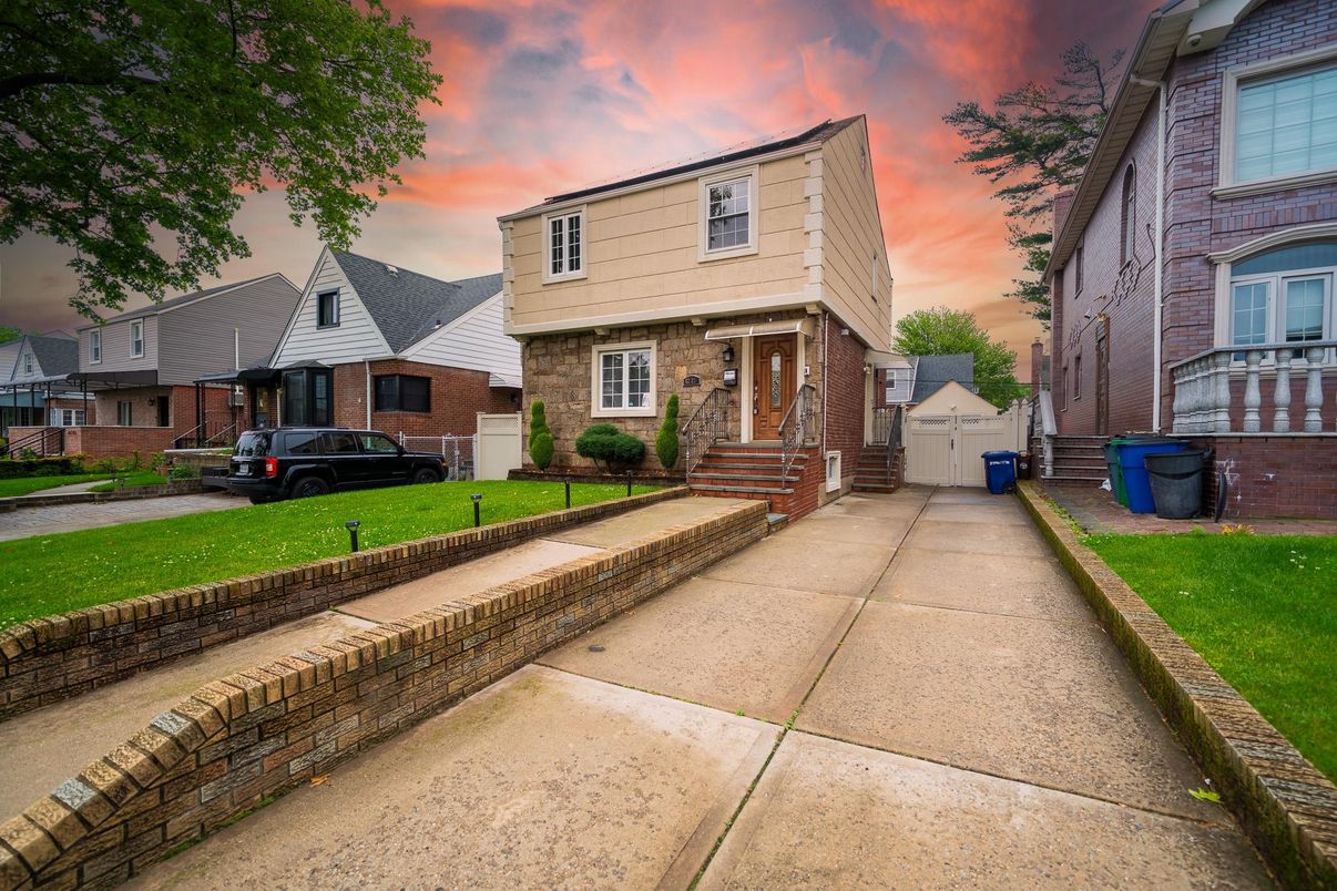Exterior, Facade, Brick Facade, American Foursquare
