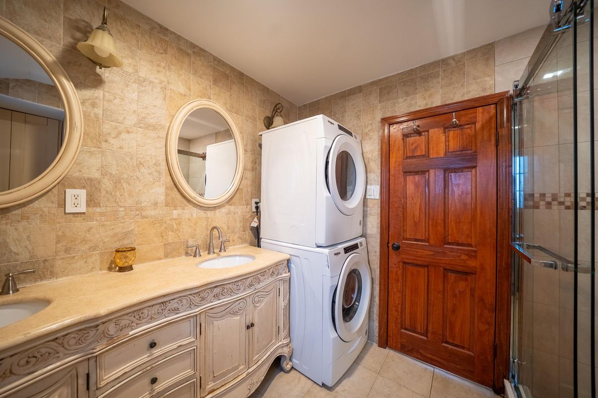 Bathroom, Dual Sink Vanities, Interior, Washer
