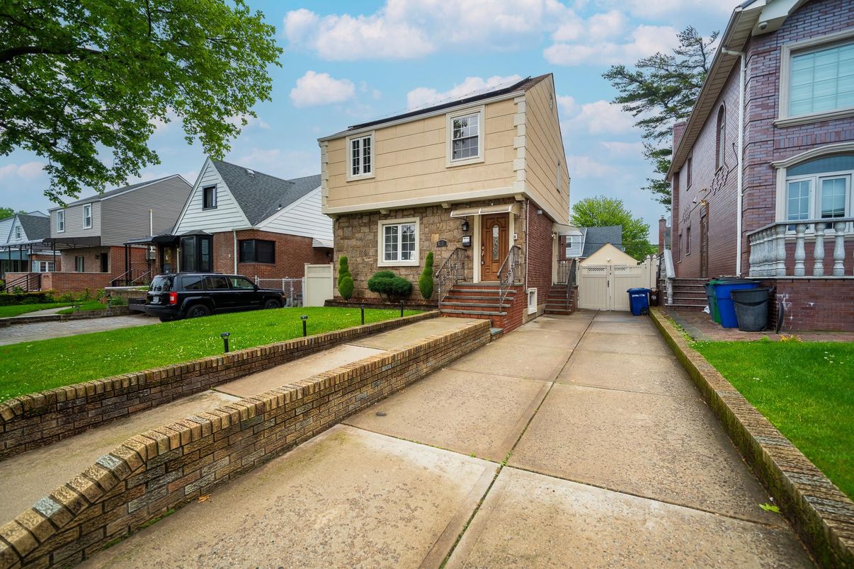 Exterior, Facade, Brick Facade, American Foursquare
