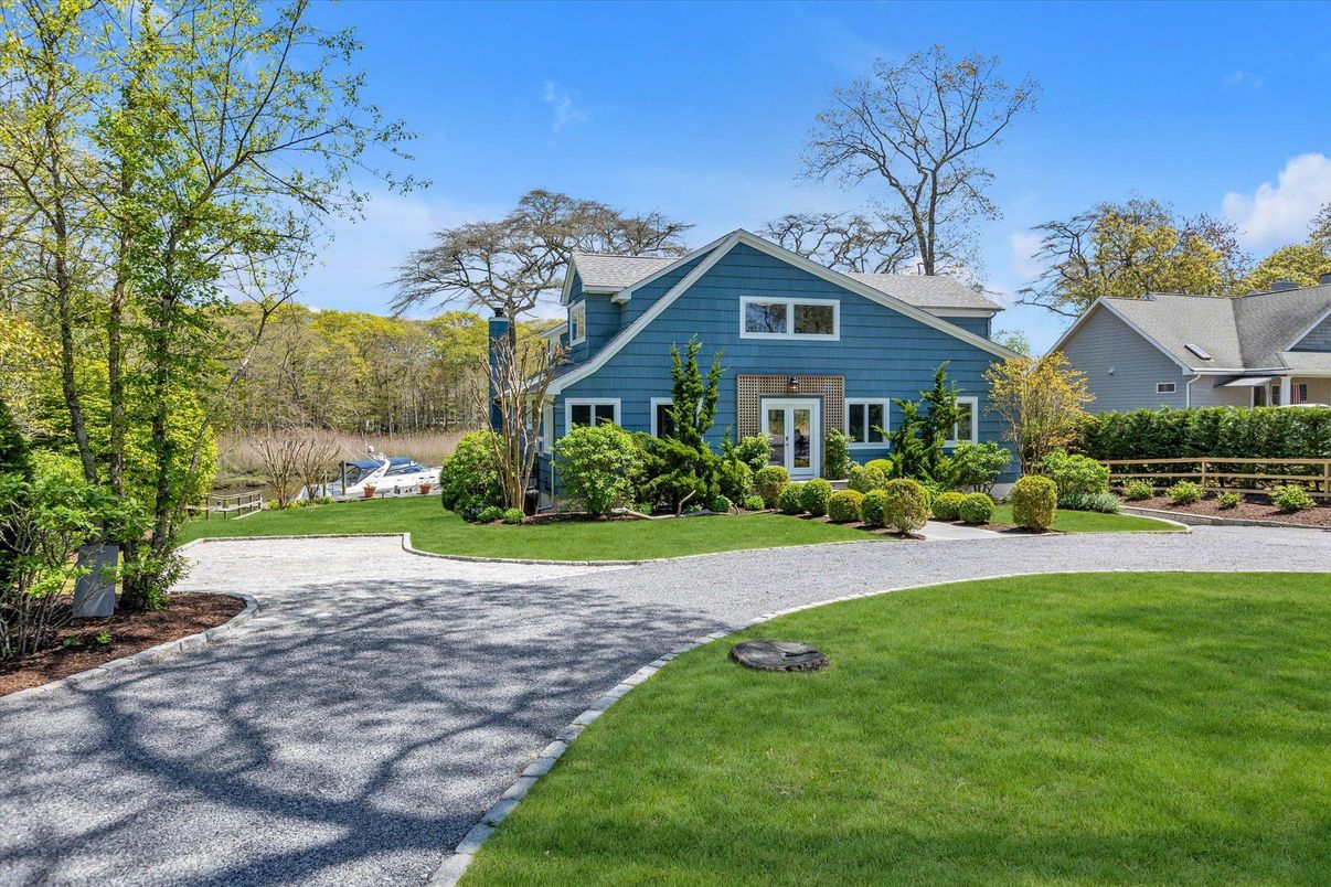 Exterior, Facade, Log Home