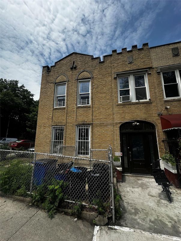 Exterior, Facade, Brick Facade, Rowhouse