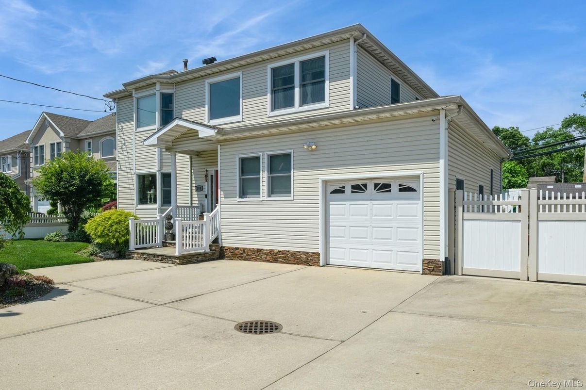 Attached, Exterior, Facade, Queen Anne Victorian