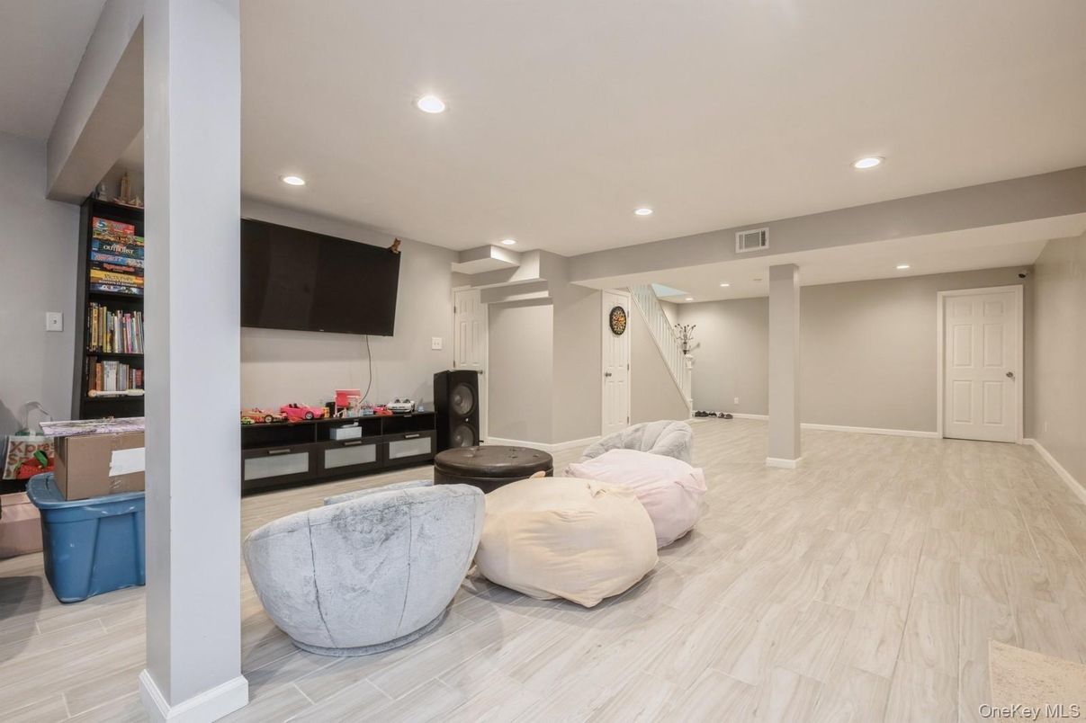 Interior, Recessed Lighting, Wood Texture Flooring