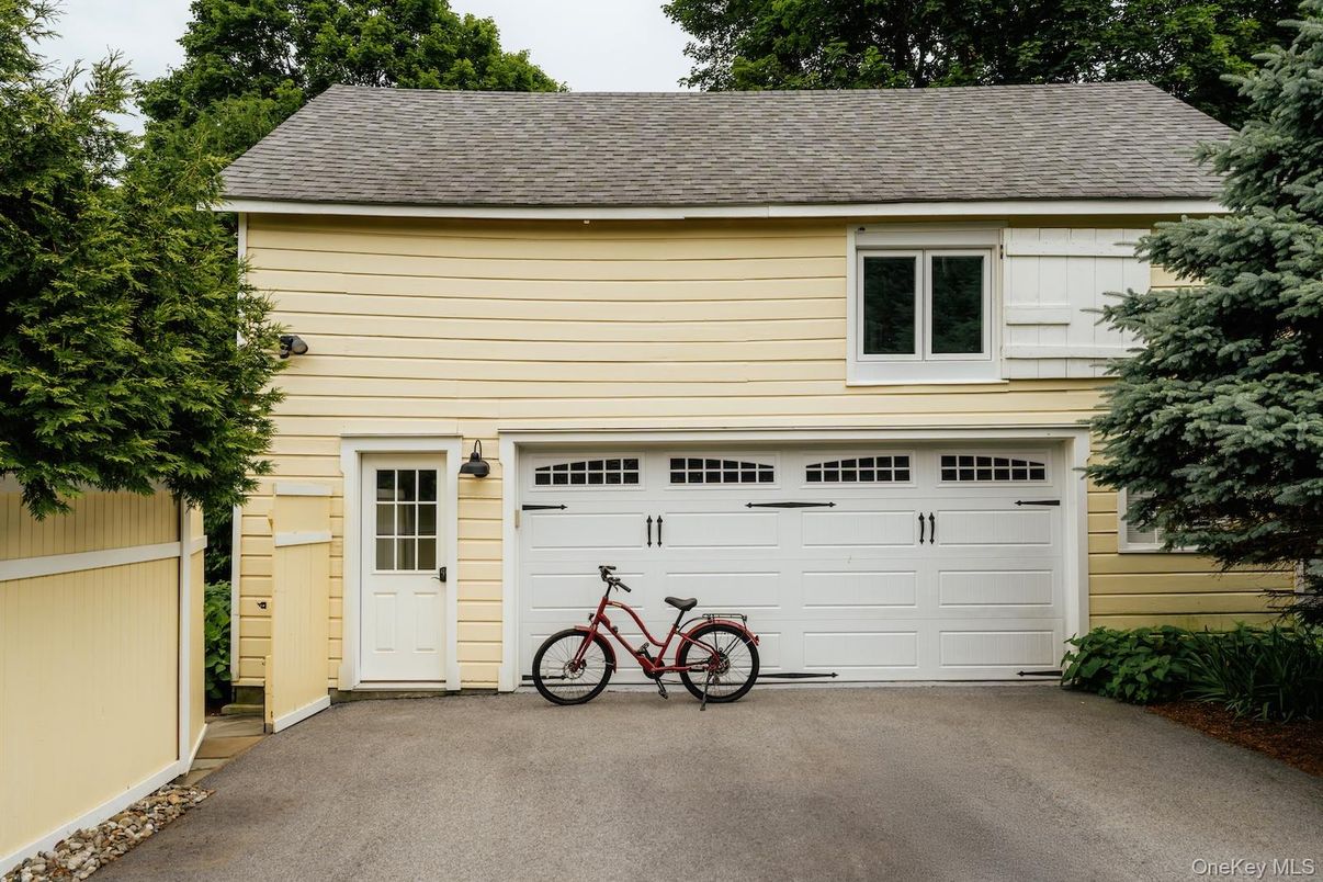 Attached, Exterior, Facade, None