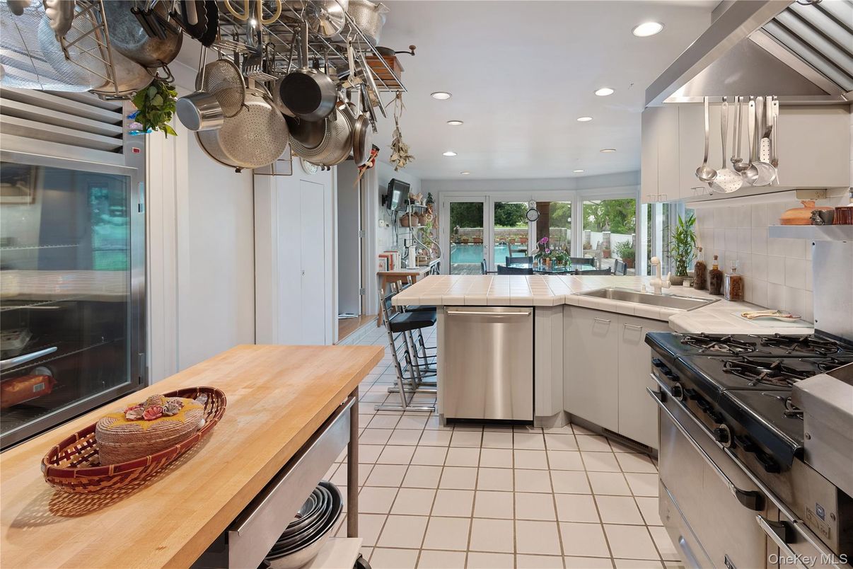 Dining room, Interior, Kitchen, Recessed Lighting, Stainless Steel Appliances