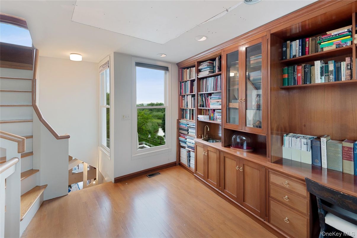 Interior, Recessed Lighting, Wood Texture Flooring