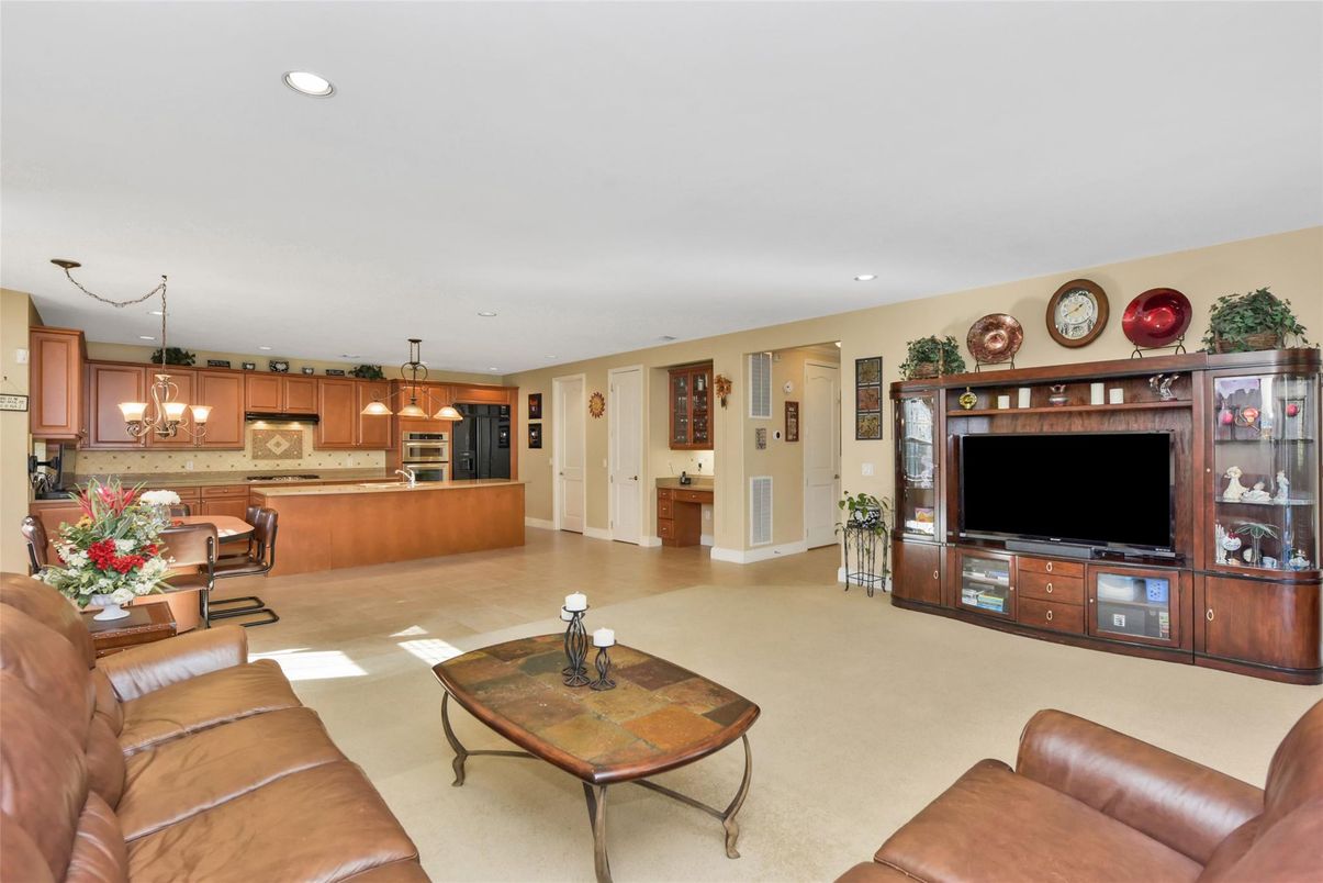 Dining room, Interior, Kitchen, Living room, Pendant Lights, Recessed Lighting, Stainless Steel Appliances