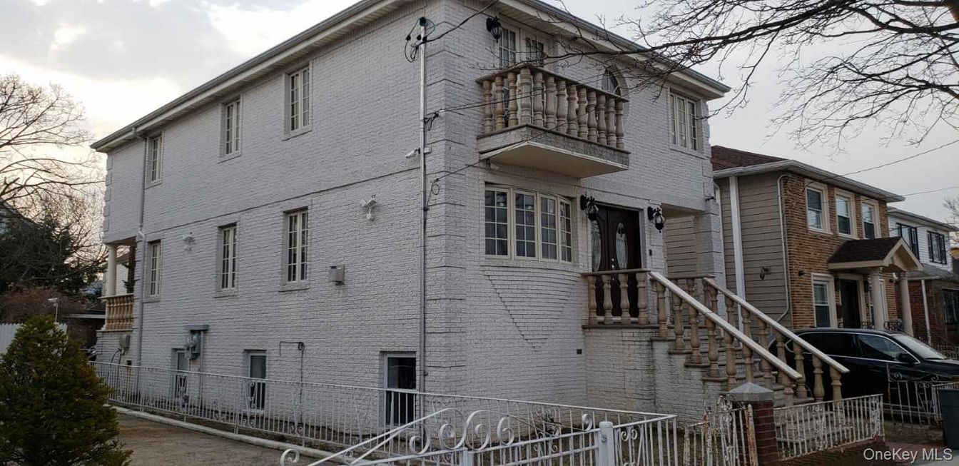 Exterior, Facade, Rowhouse