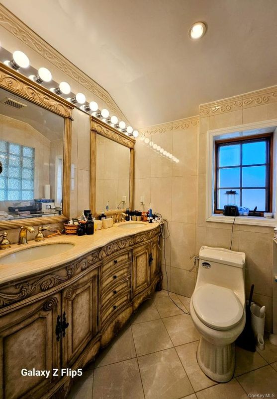 Bathroom, Dual Sink Vanities, Interior, Recessed Lighting