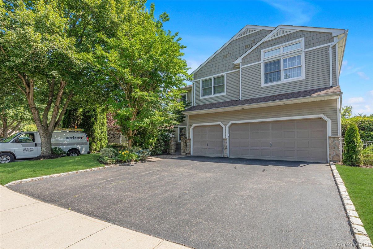 Attached, Exterior, Facade, Split Level