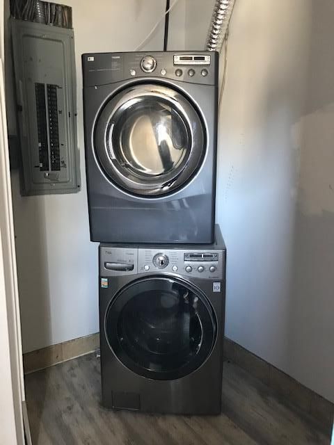 Interior, Utility Closets, Washer, Wood Texture Flooring