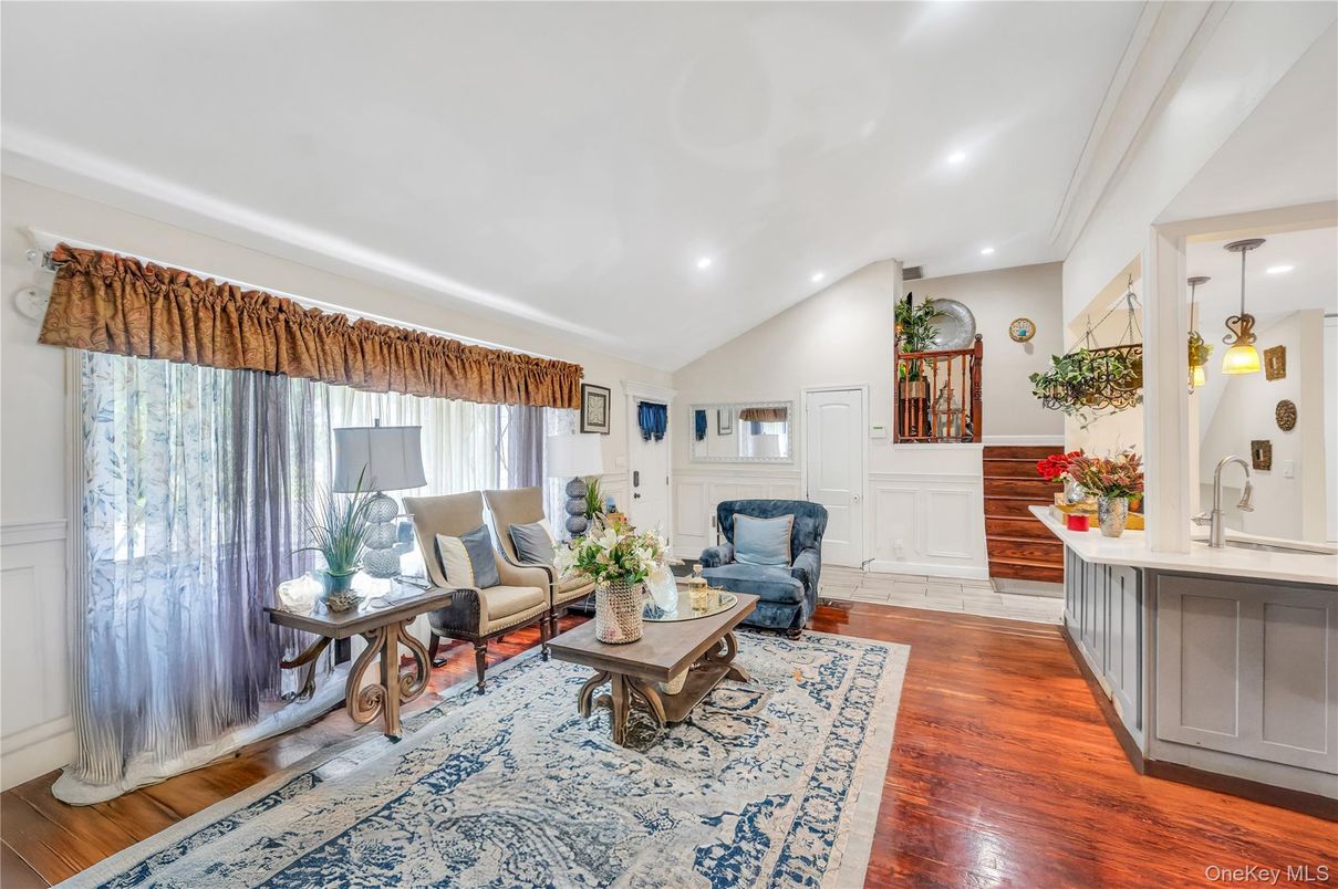 Interior, Living room, Pendant Lights, Recessed Lighting, Wood Texture Flooring