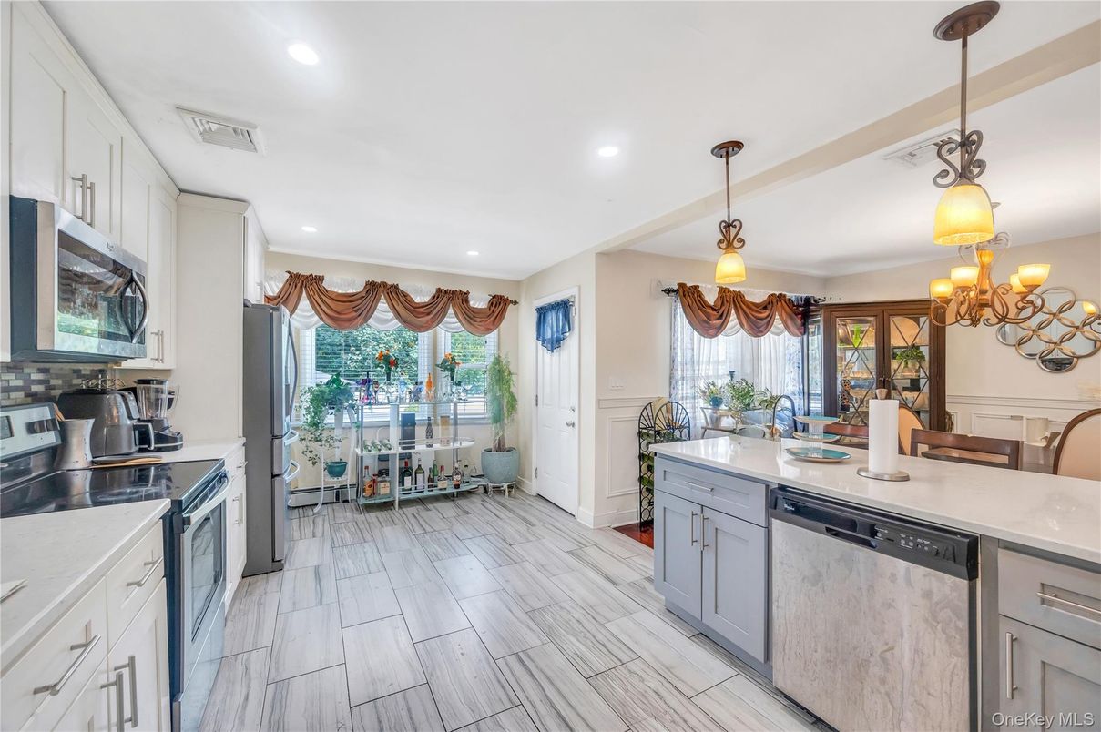 Chandelier, Dining room, Interior, Kitchen, Pendant Lights, Recessed Lighting, Wood Texture Flooring