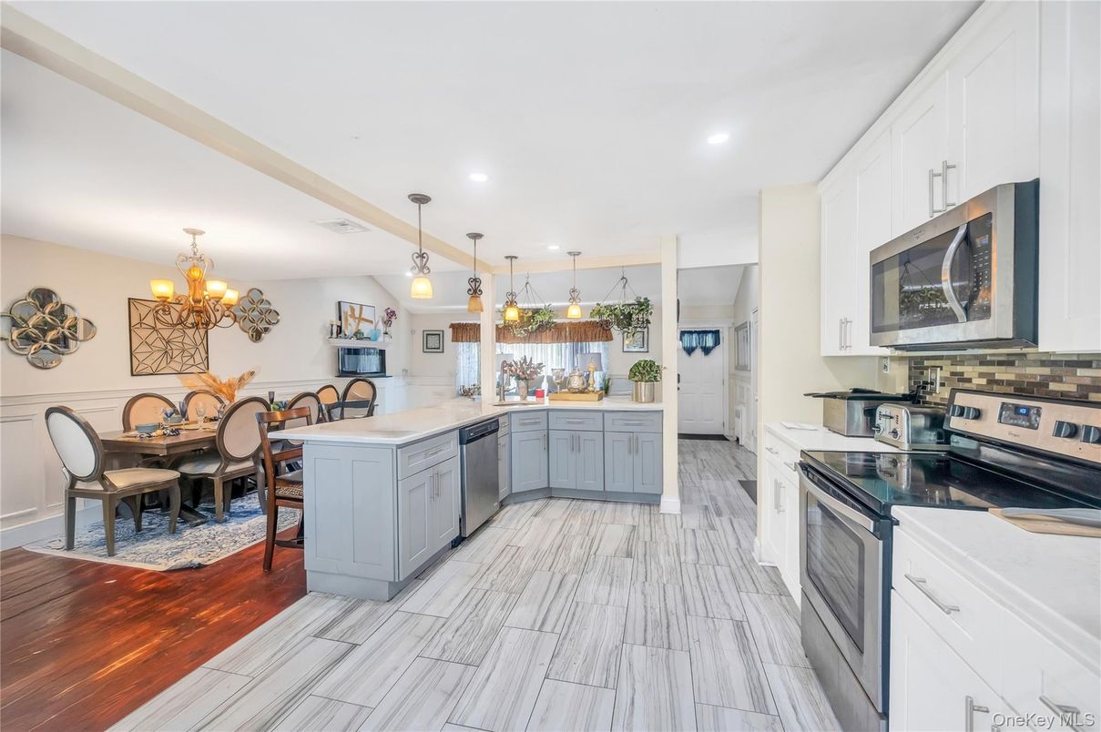 Chandelier, Dining room, Interior, Kitchen, Pendant Lights, Recessed Lighting, Wood Texture Flooring