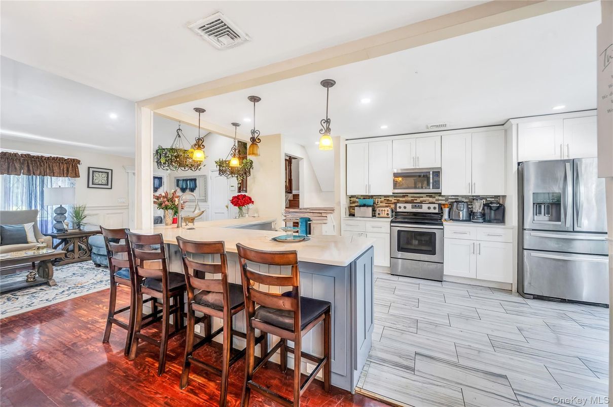 Dining room, Interior, Kitchen, Pendant Lights, Recessed Lighting, Stainless Steel Appliances, Wood Texture Flooring