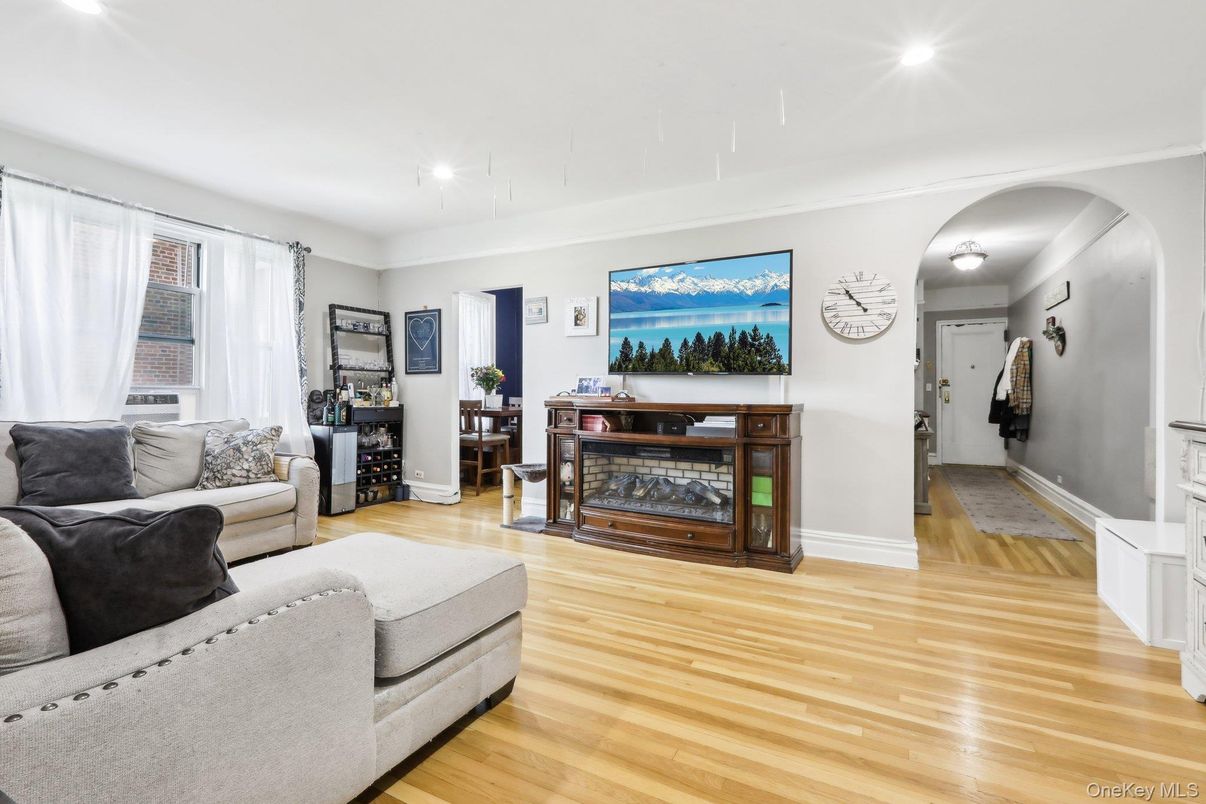 Interior, Living room, Recessed Lighting, Water, Wood Texture Flooring