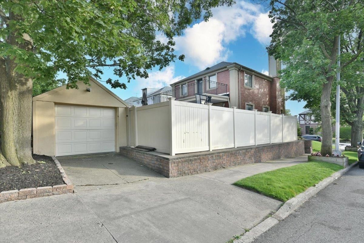 Detached Garage, Exterior