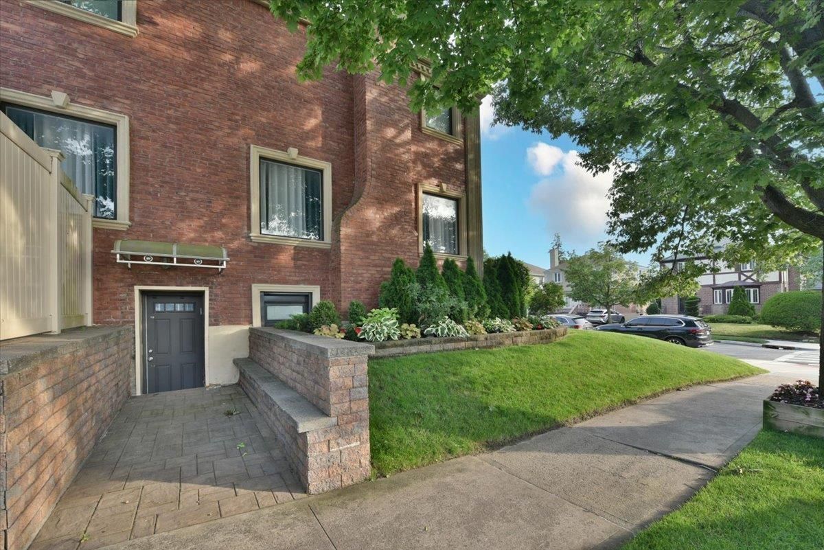 Exterior, Facade, Brick Facade, Rowhouse