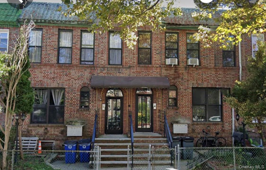 Exterior, Facade, Brick Facade, Rowhouse