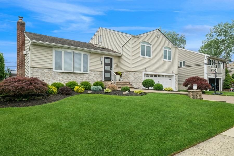 Attached, Exterior, Facade, Split Level