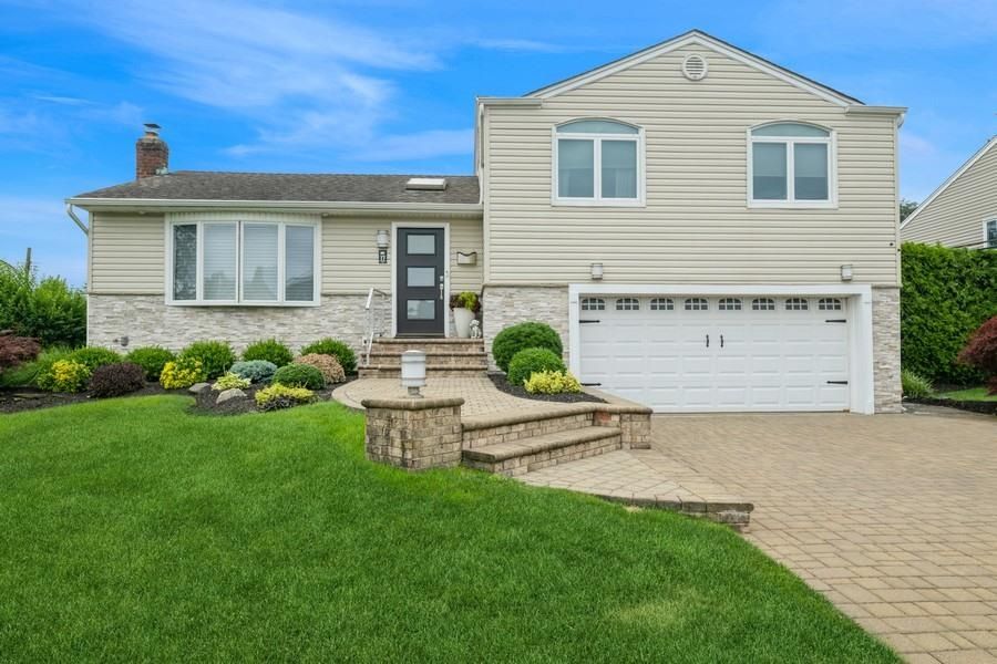 Attached, Exterior, Facade, Split Level