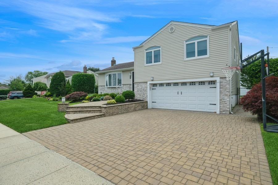 Attached, Exterior, Facade, Split Level