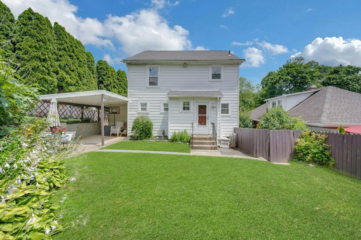 Backyard, Exterior, Facade, Split Level