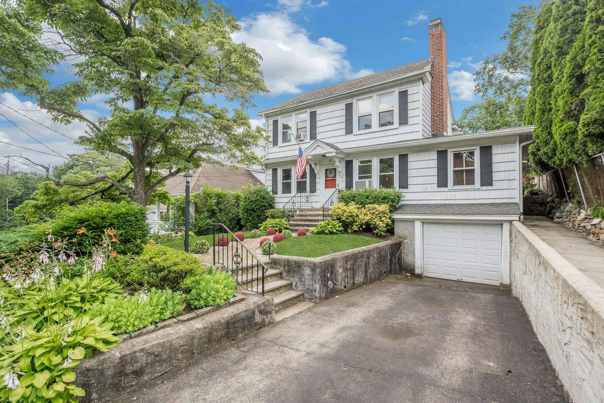 Attached, Exterior, Facade, American Foursquare