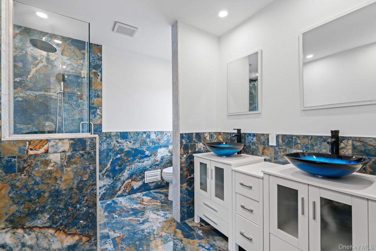 Bathroom, Dual Sink Vanities, Interior, Recessed Lighting