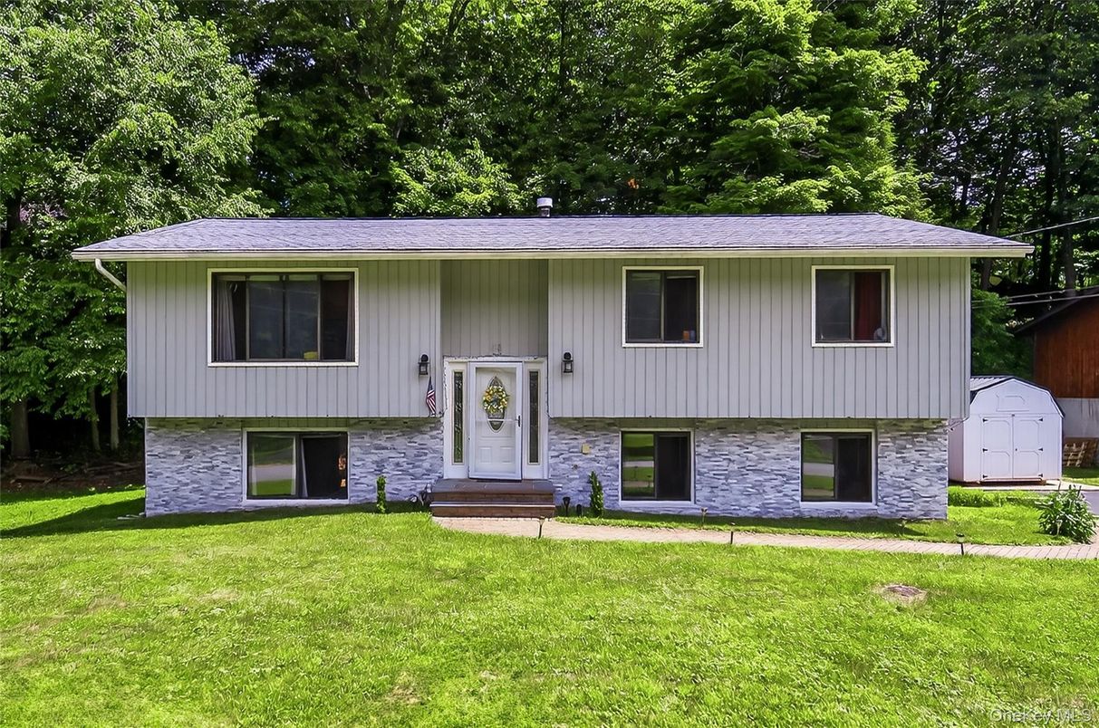 Exterior, Facade, Raised Ranch