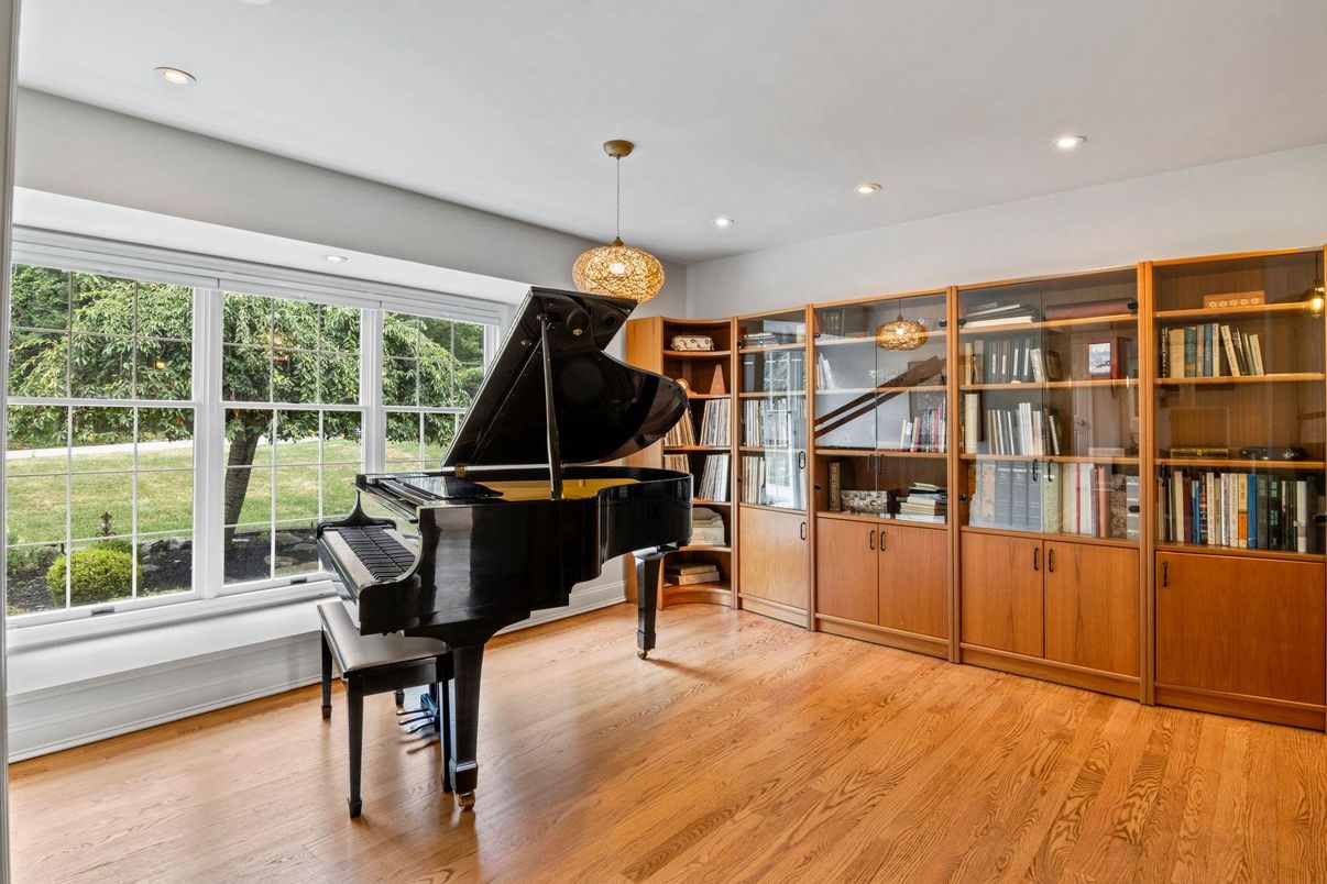 Interior, Pendant Lights, Piano, Recessed Lighting, Wood Texture Flooring