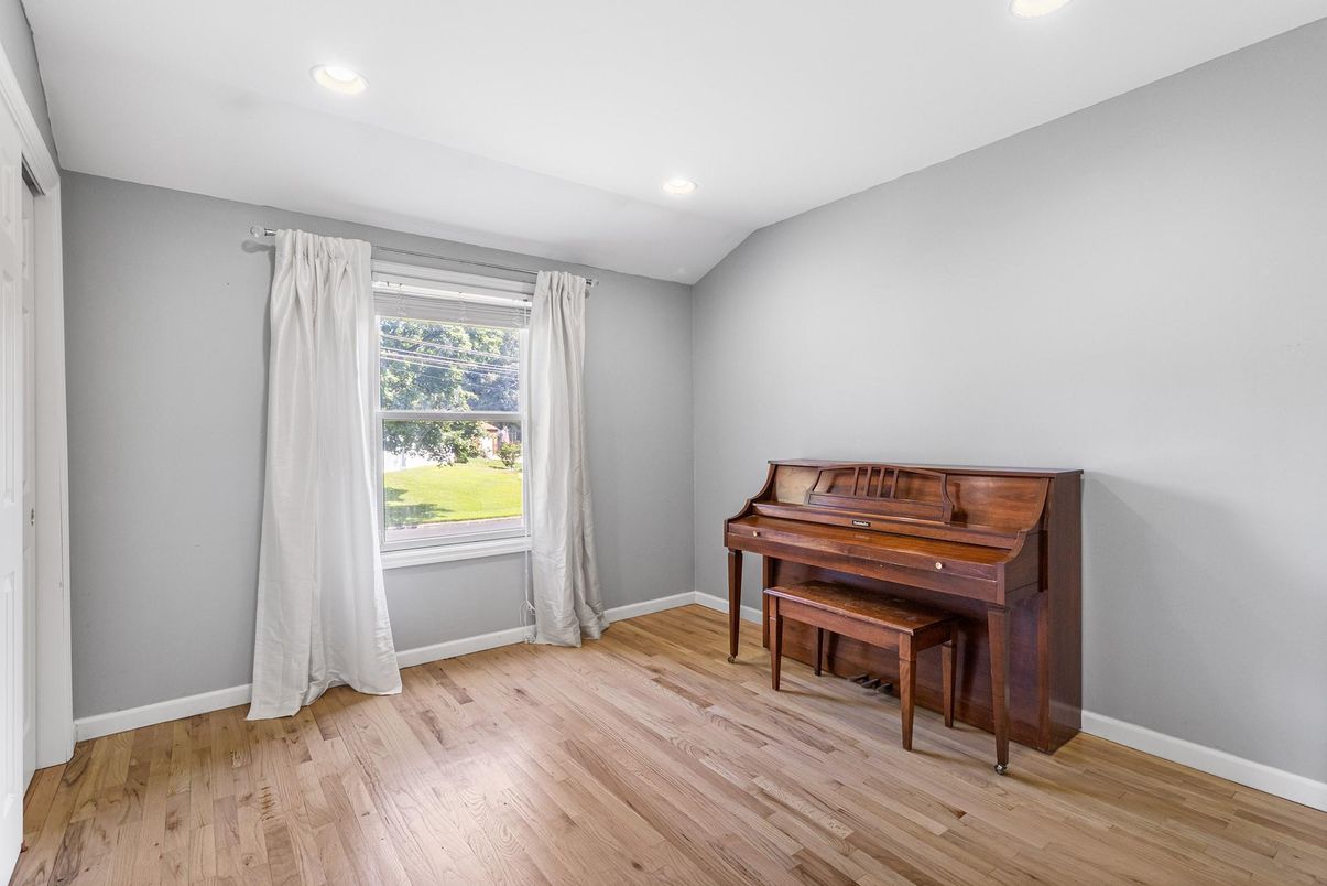 Interior, Piano, Recessed Lighting, Wood Texture Flooring