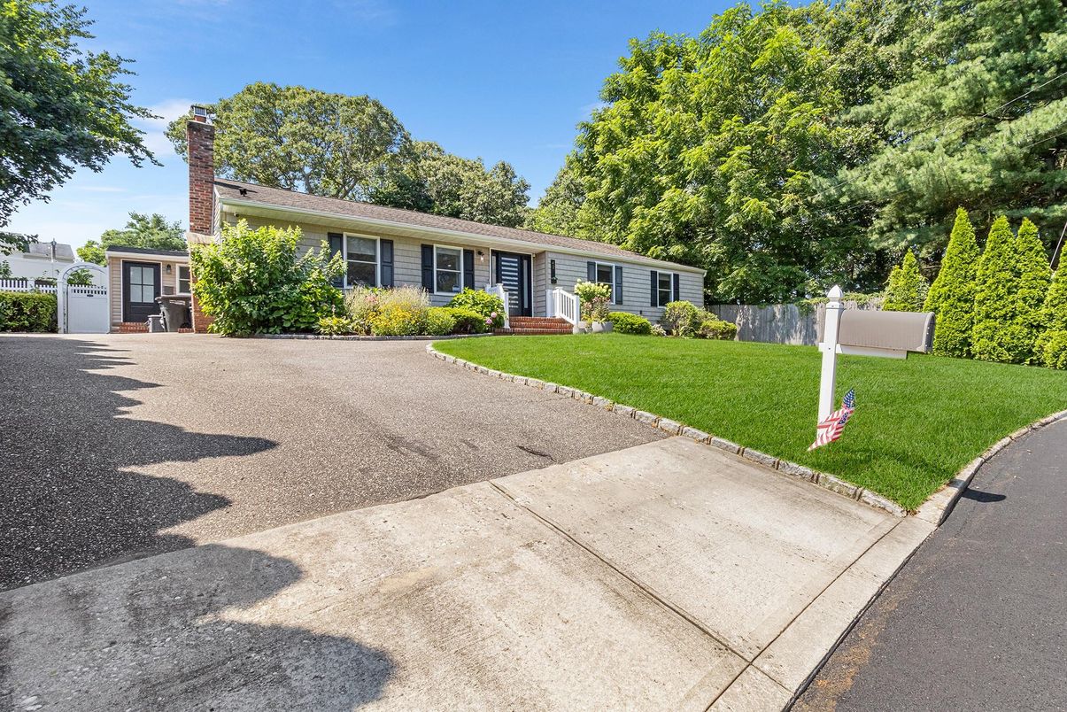 Exterior, Facade, Ranch