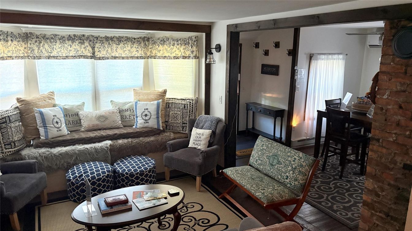 Interior, Living room, Water