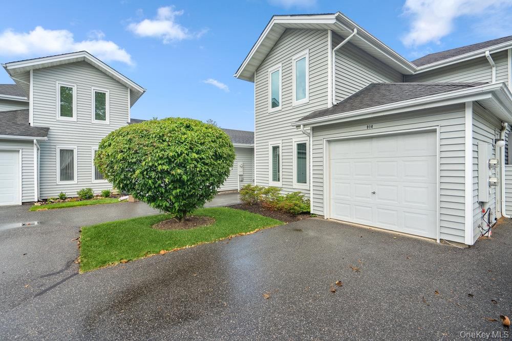 Attached, Exterior, Facade, American Craftsman