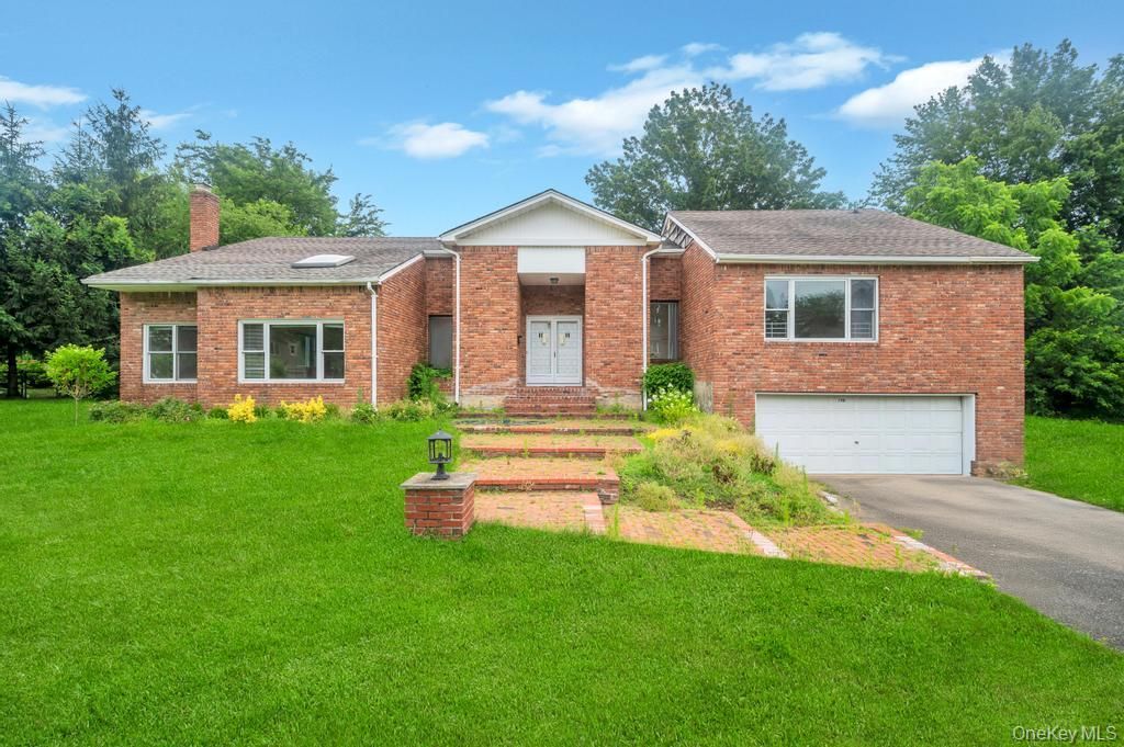 Attached, Exterior, Facade, Brick Facade, Split Level