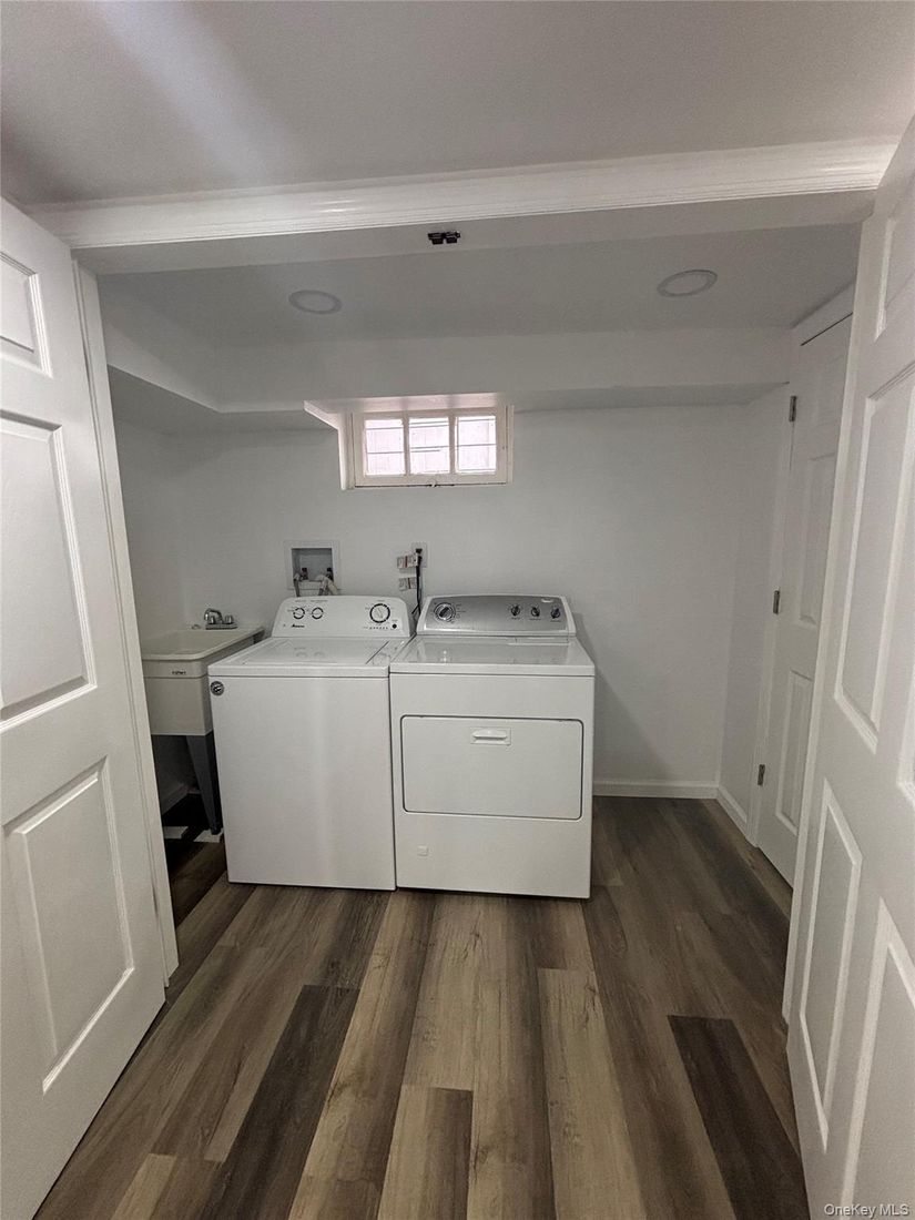 Interior, Recessed Lighting, Washer, Wood Texture Flooring