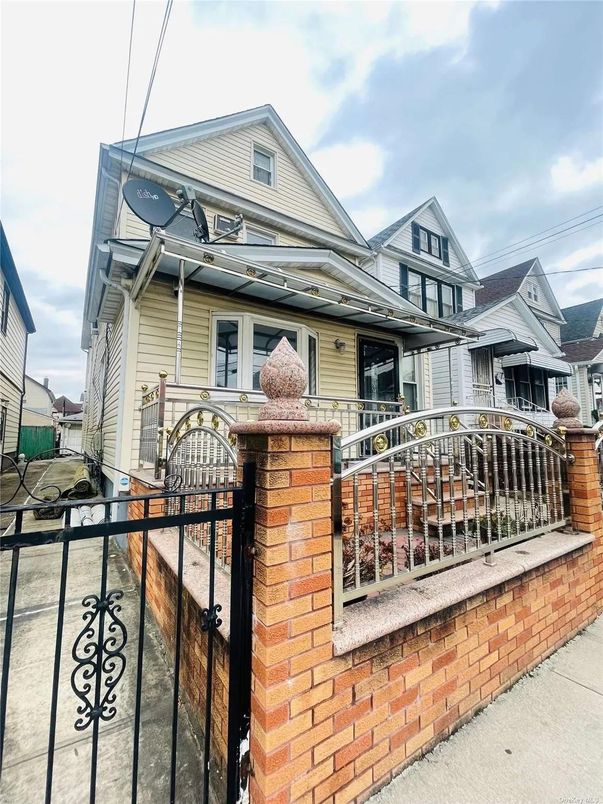 Exterior, Facade, Queen Anne Victorian