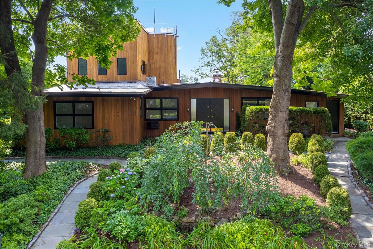 Backyard, Exterior, Facade, Modern